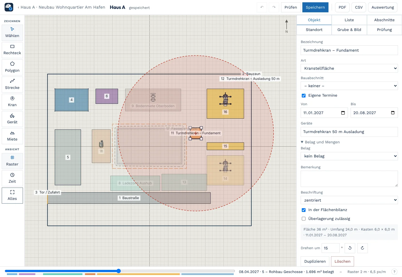 Bauablaufplaner im Browser: Lageplan einer Wohnhaus-Baustelle mit farbigen Flächen, Ausladung des Turmdrehkrans und Baustraße, rechts die Eigenschaften des gewählten Kranfundaments